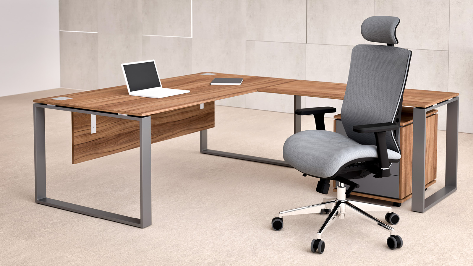 Marmurowa przestrzeń została wyposażona w szare, obrotowe krzesło tapicerowane - umieszczone przy dużym biurku z przystawką.